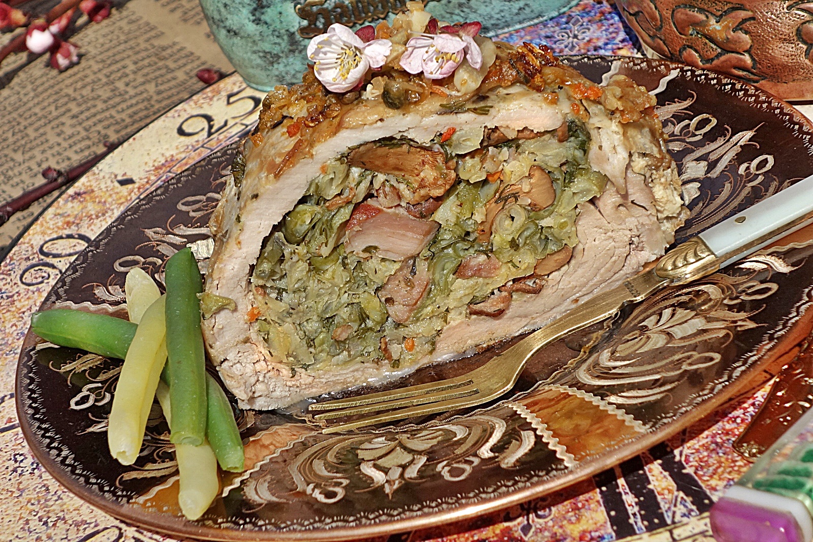 Muschiulet de porc umplut cu fasole pastai si galbiori in mantie de prapur de miel