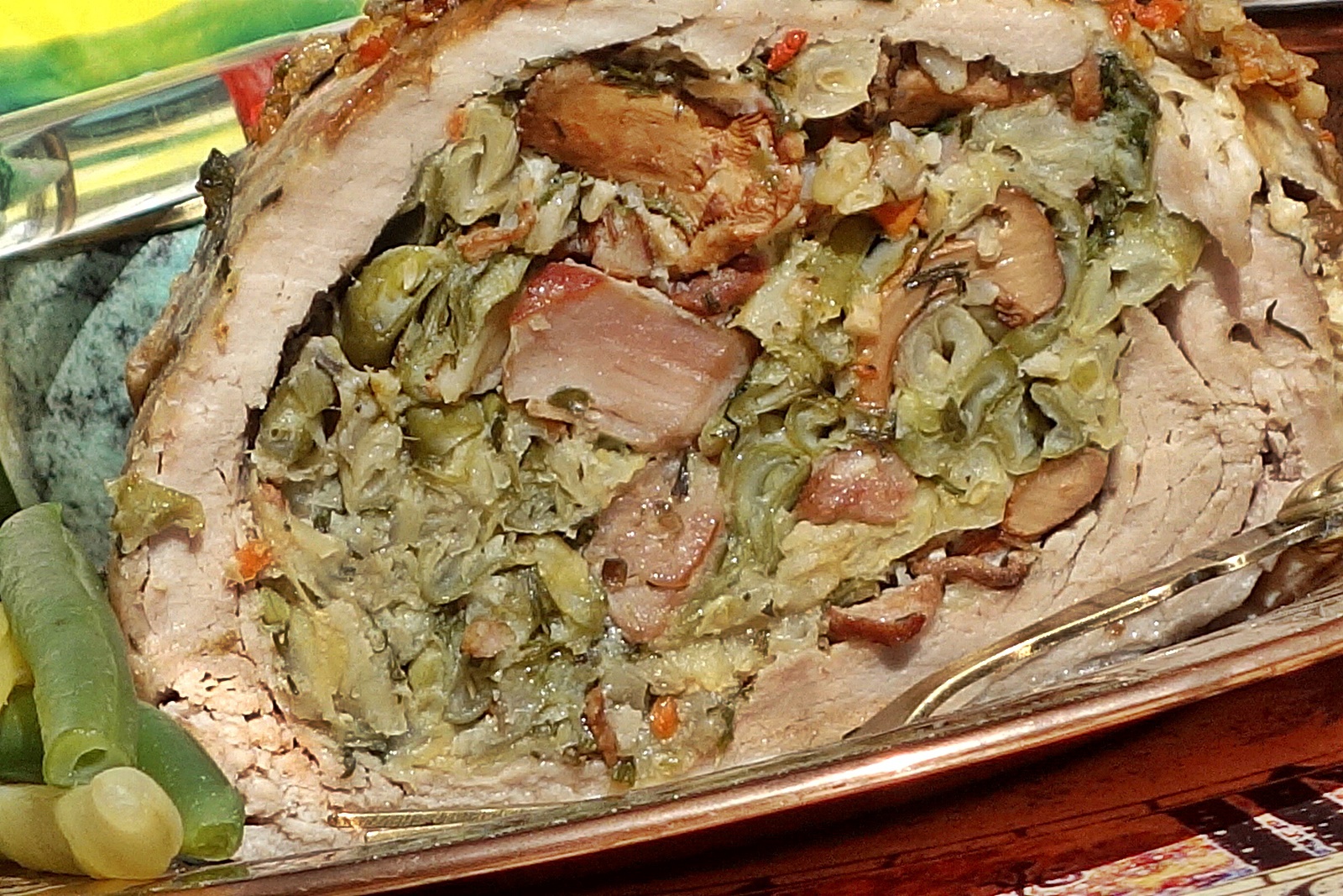 Muschiulet de porc umplut cu fasole pastai si galbiori in mantie de prapur de miel