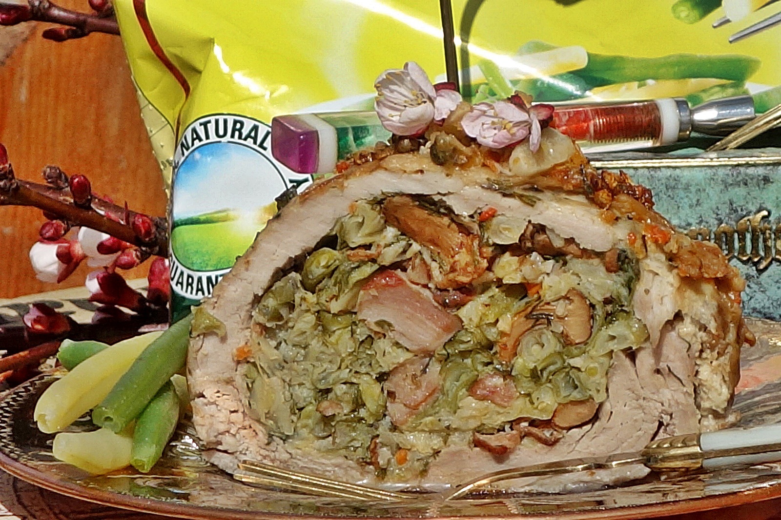 Muschiulet de porc umplut cu fasole pastai si galbiori in mantie de prapur de miel