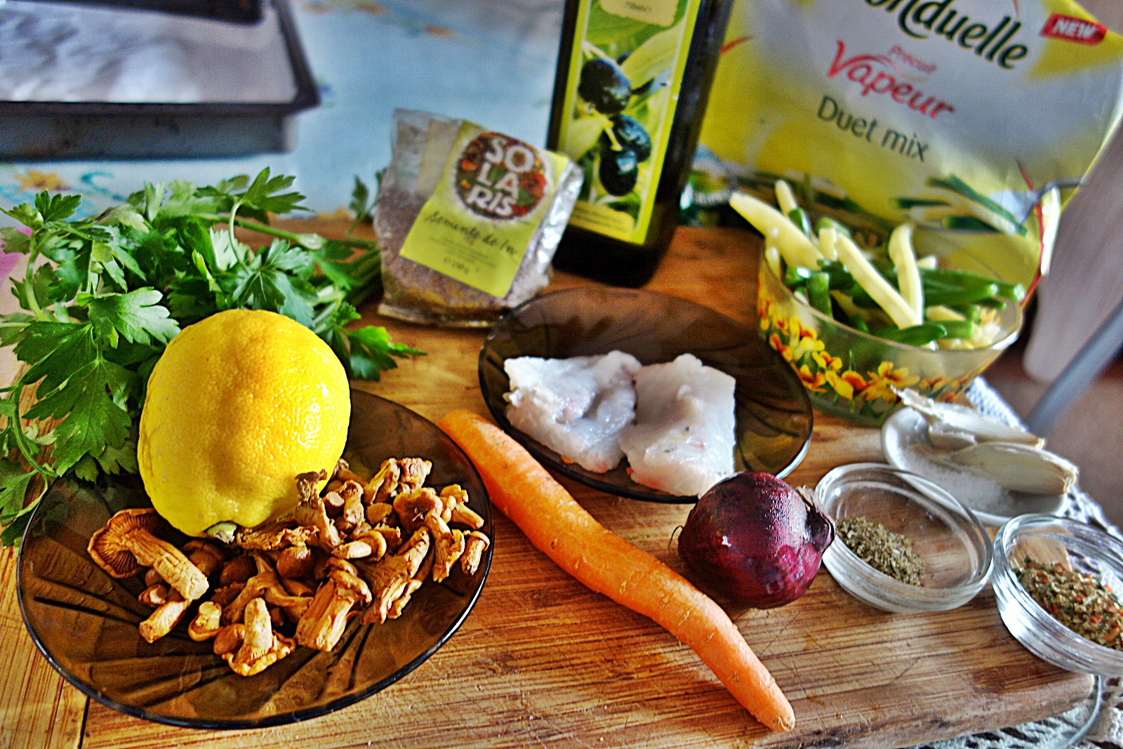 Peste in crusta de verdeata si seminte de in cu legume trase la tigaie