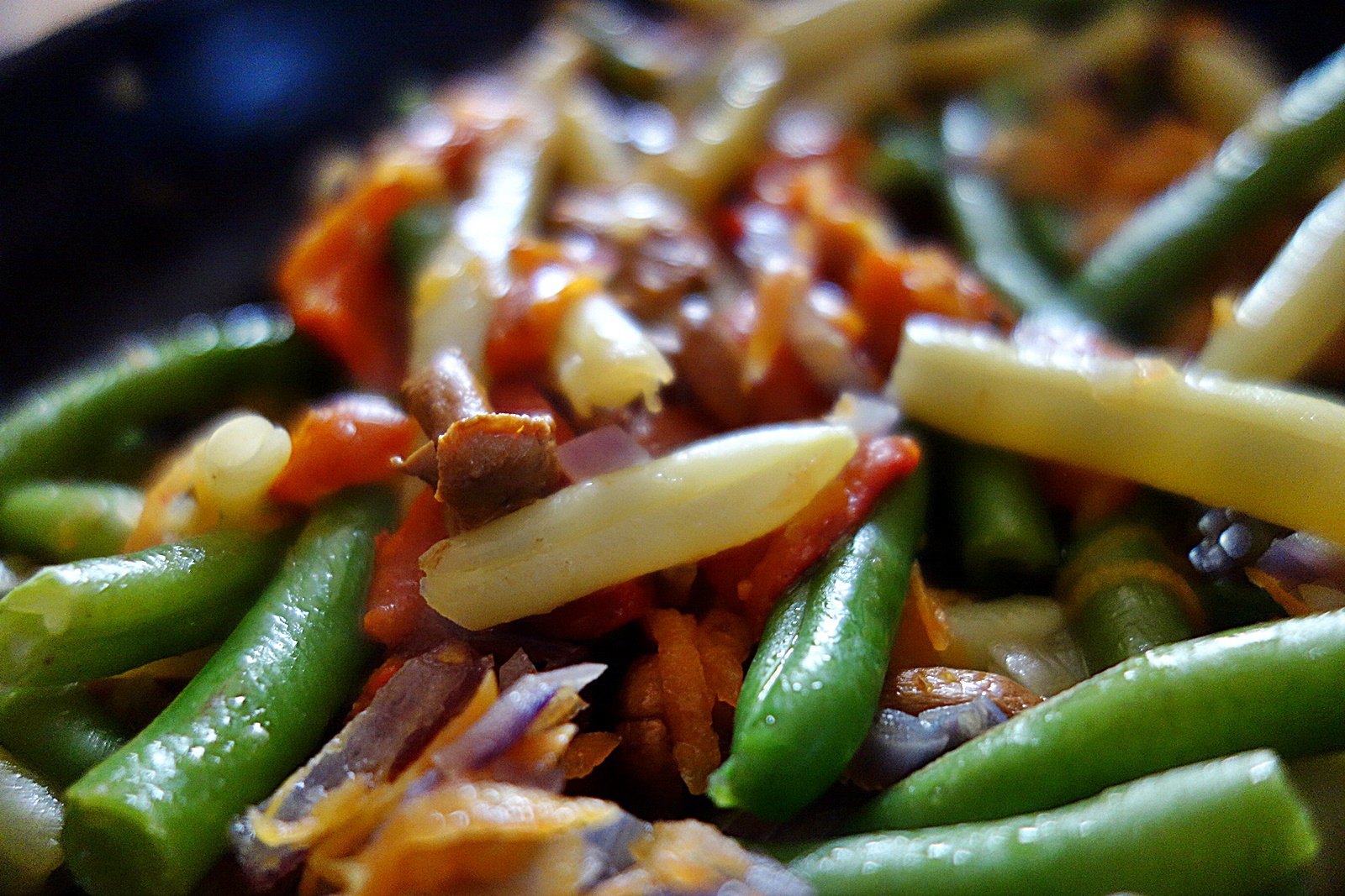 Peste in crusta de verdeata si seminte de in cu legume trase la tigaie
