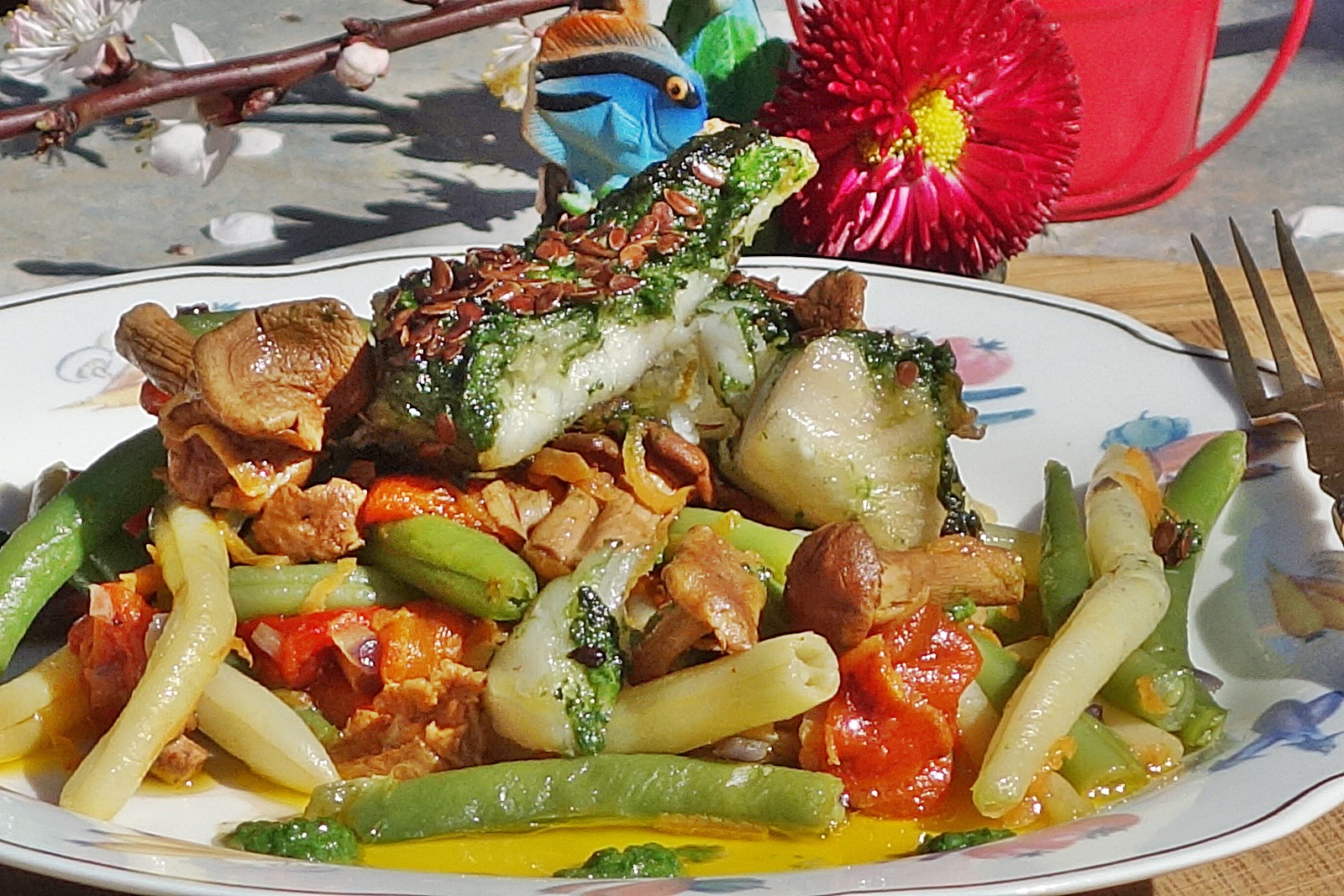 Peste in crusta de verdeata si seminte de in cu legume trase la tigaie