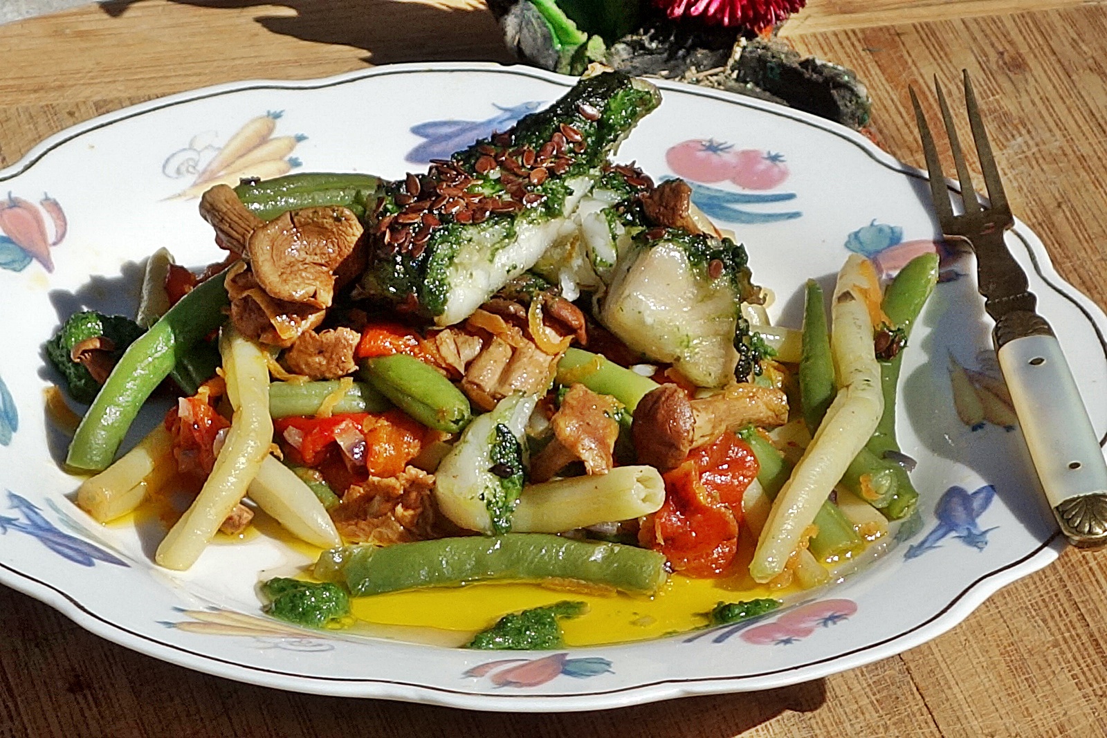 Peste in crusta de verdeata si seminte de in cu legume trase la tigaie