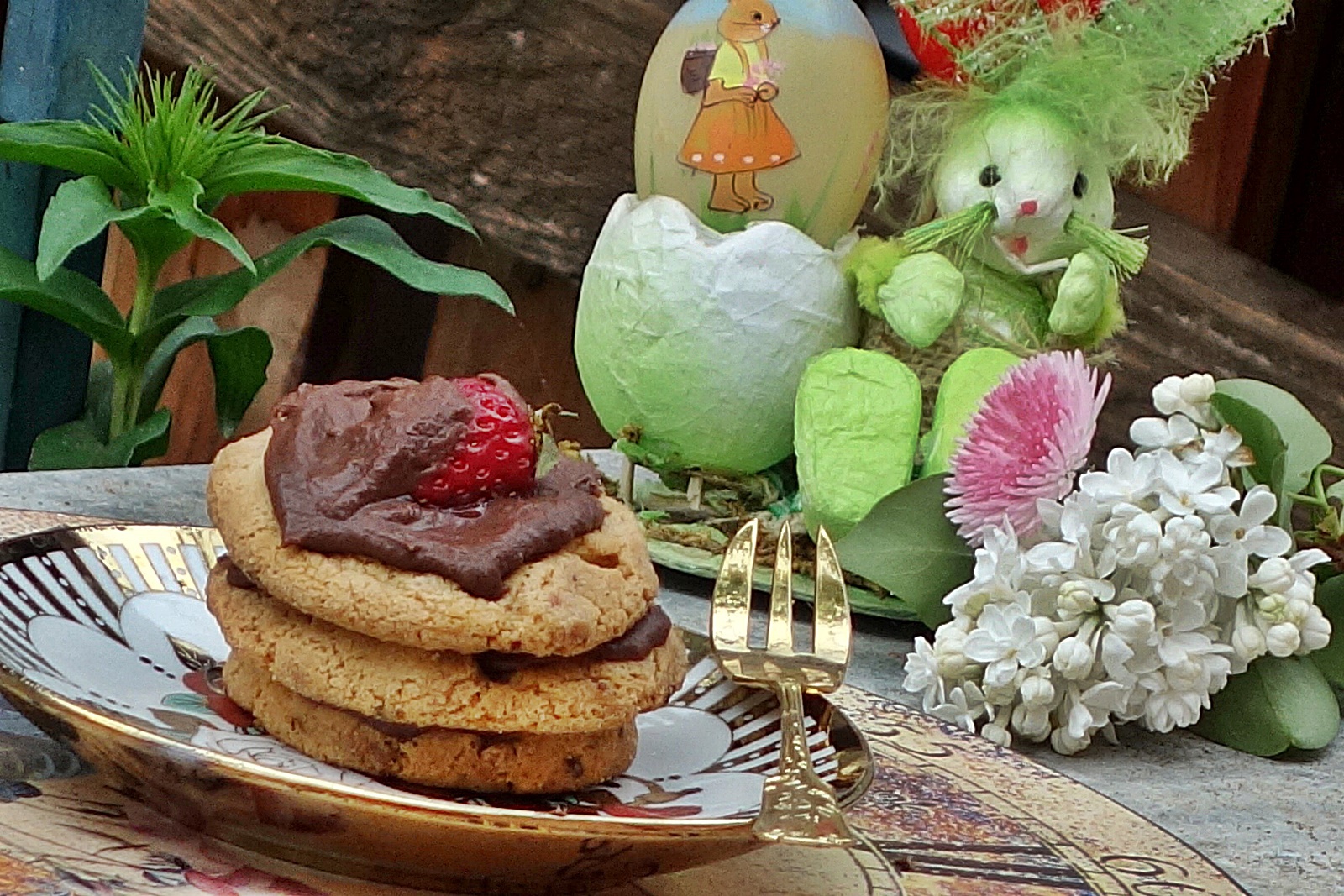 Fursecuri fragede cu merisoare uscate si glazura de ciocolata