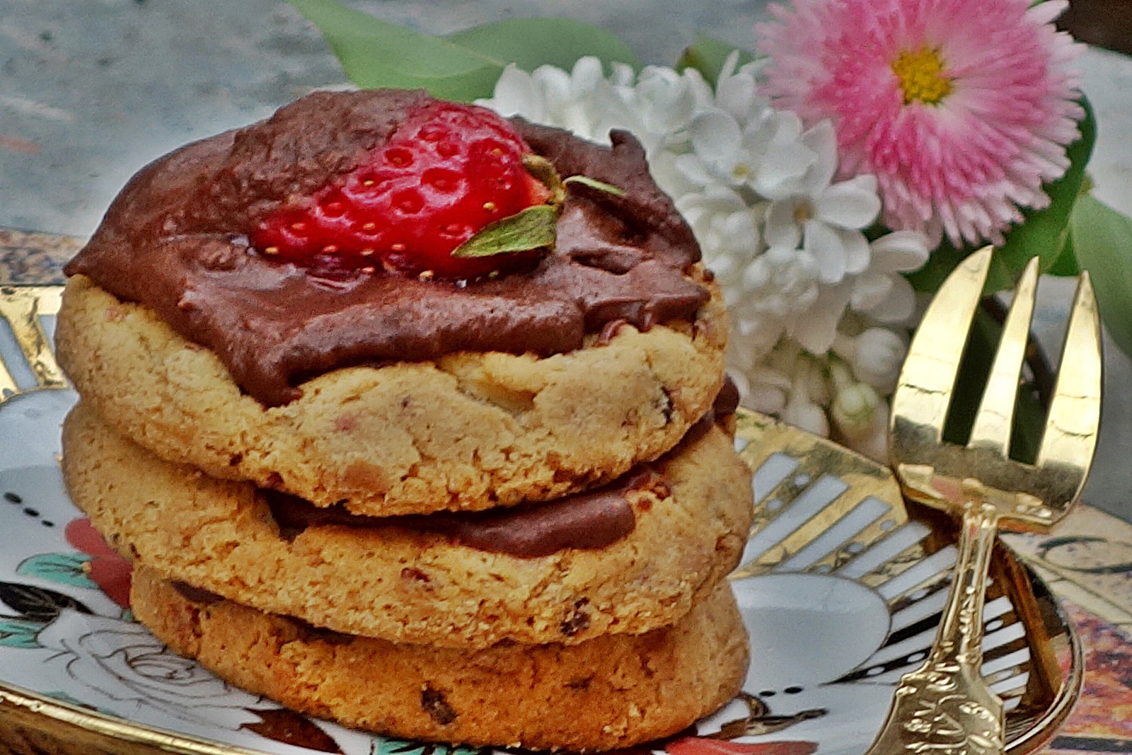 Fursecuri fragede cu merisoare uscate si glazura de ciocolata