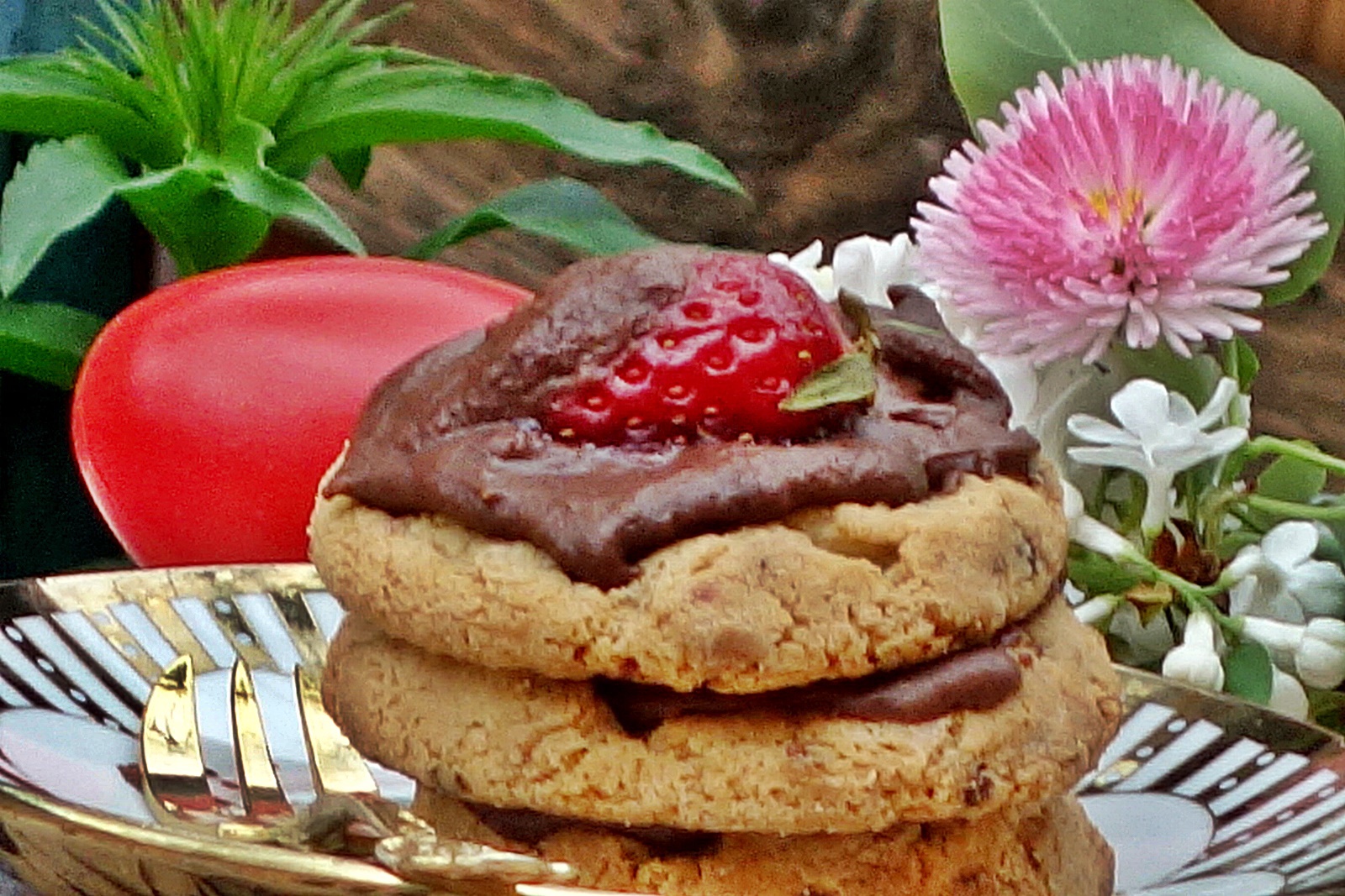 Fursecuri fragede cu merisoare uscate si glazura de ciocolata