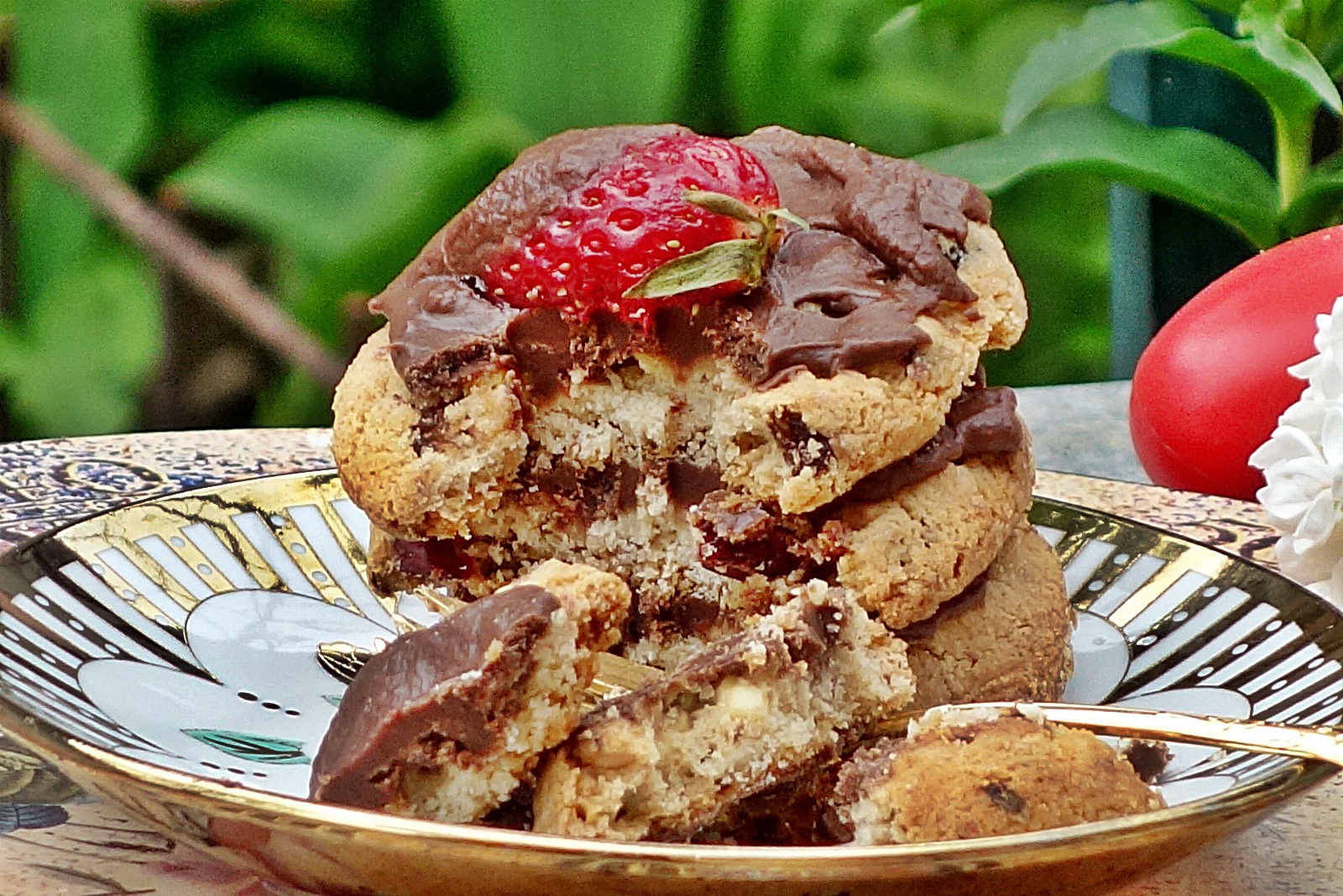 Fursecuri fragede cu merisoare uscate si glazura de ciocolata