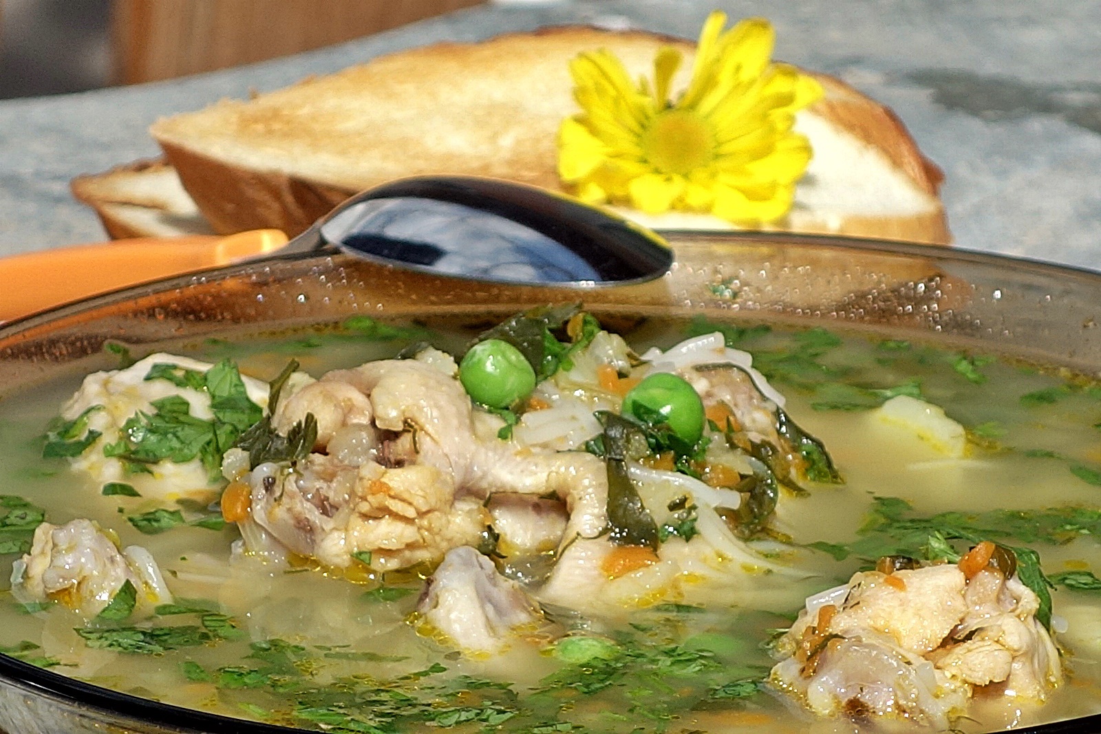 Supa de aripioare cu radacinoase si mazare verde