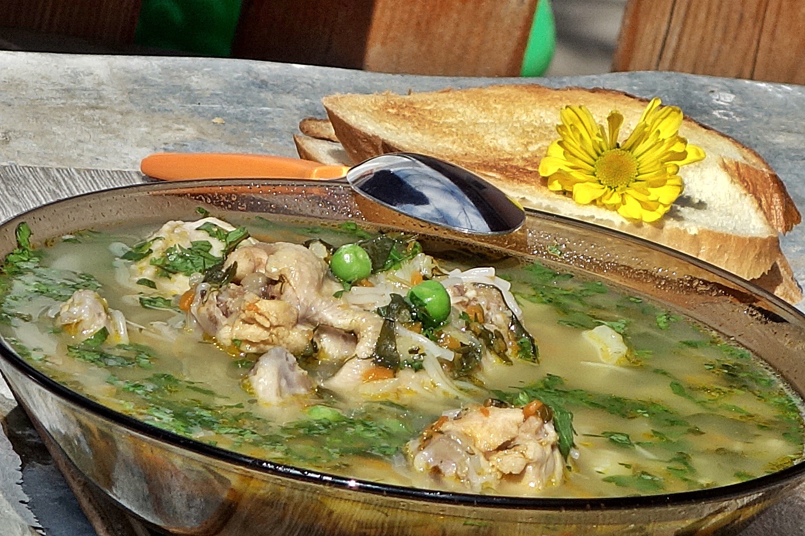 Supa de aripioare cu radacinoase si mazare verde