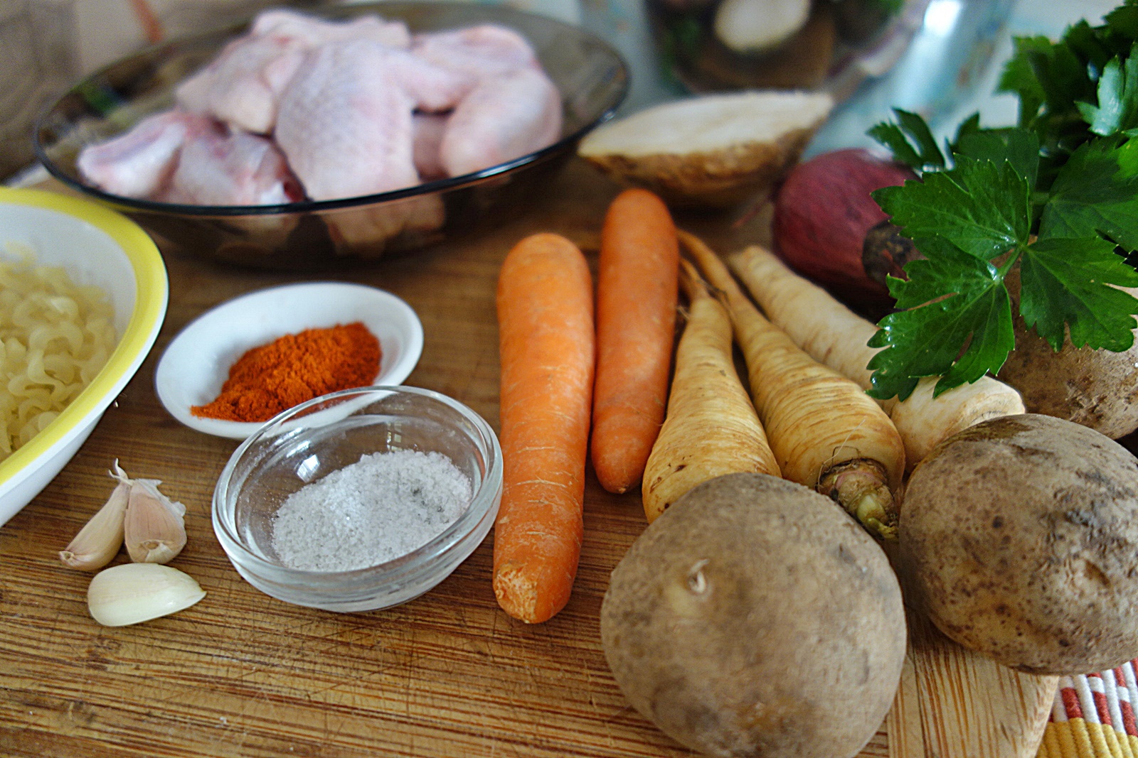 Supa de aripioare cu radacinoase si mazare verde