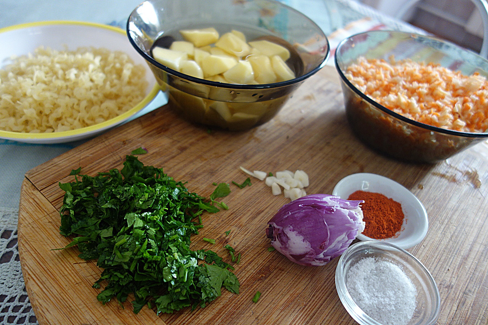 Supa de aripioare cu radacinoase si mazare verde