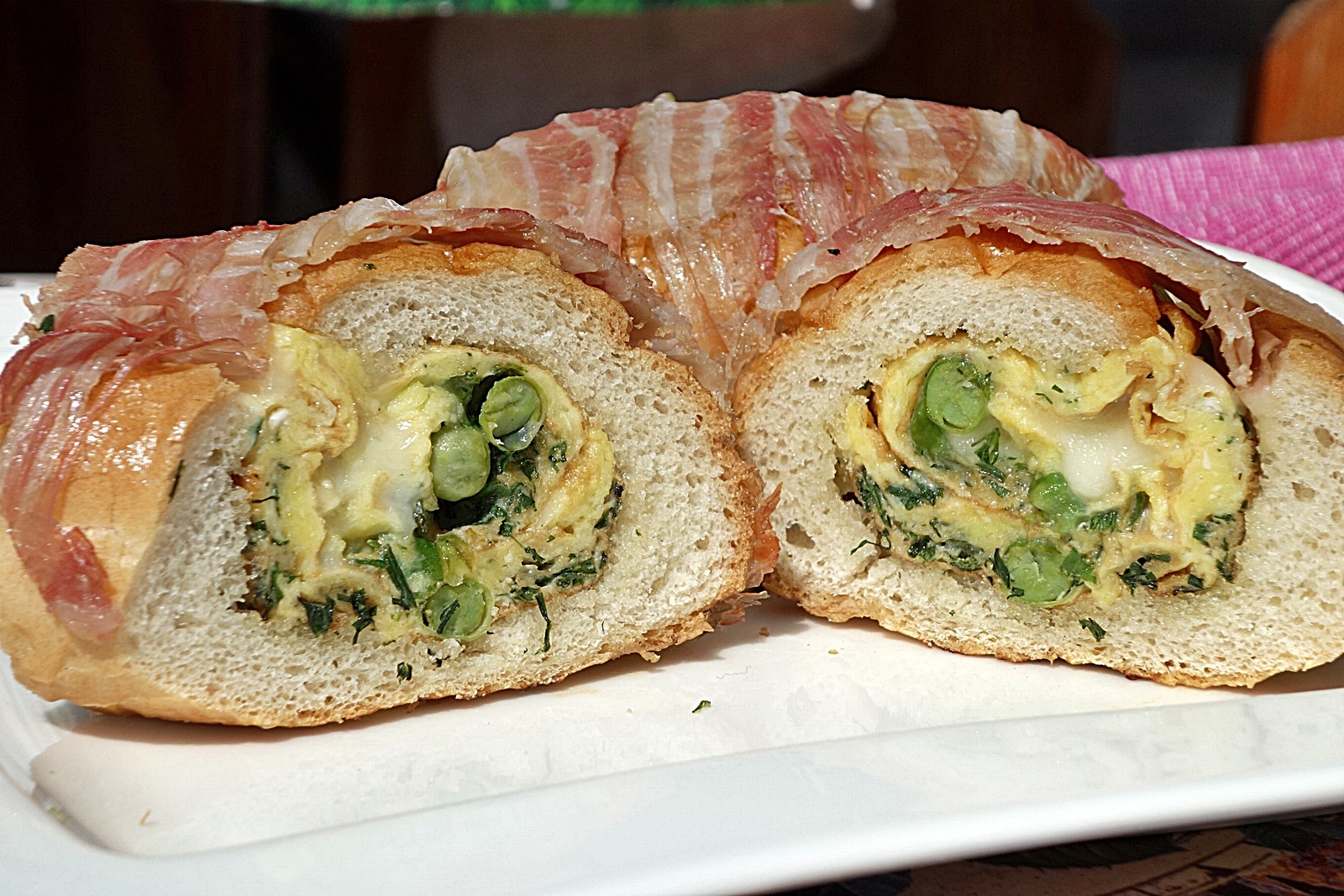 Bagheta umpluta in crusta de bacon