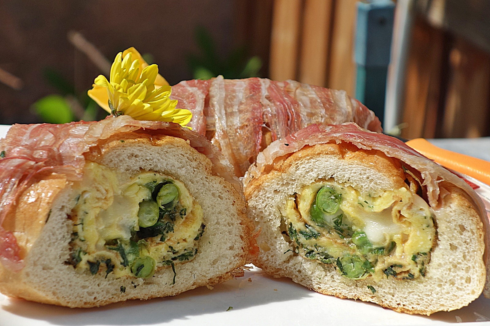 Bagheta umpluta in crusta de bacon