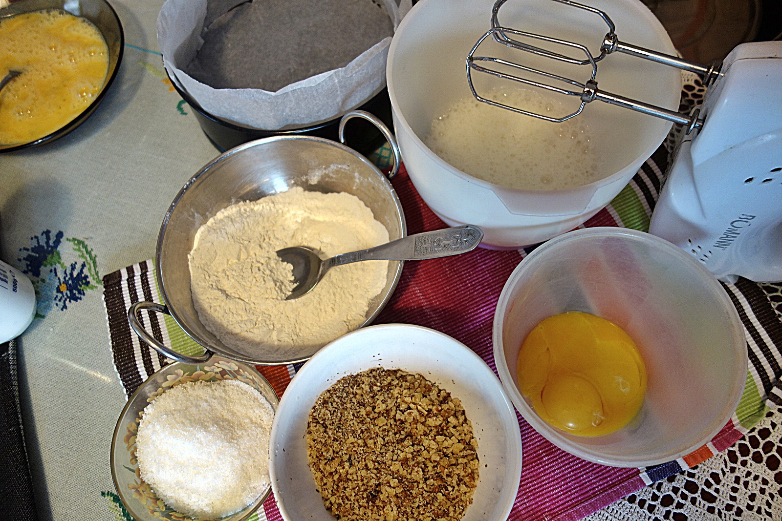 Prajitura cu mascarpone si crusta de nuca