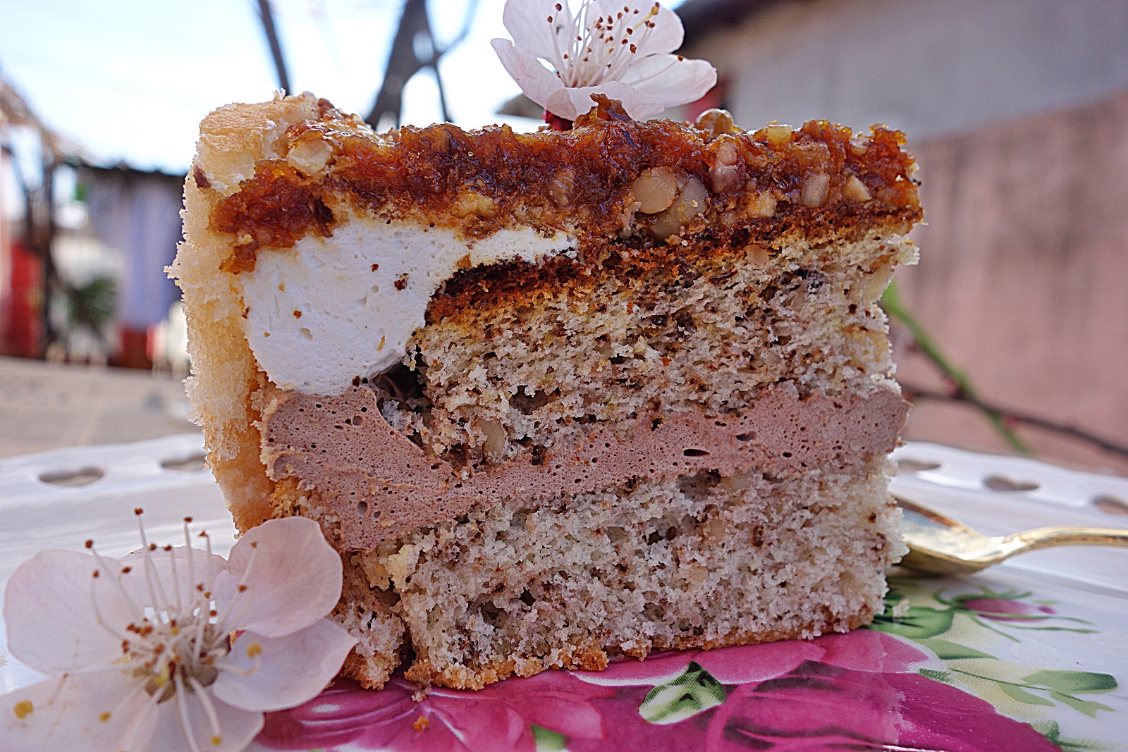 Prajitura cu mascarpone si crusta de nuca