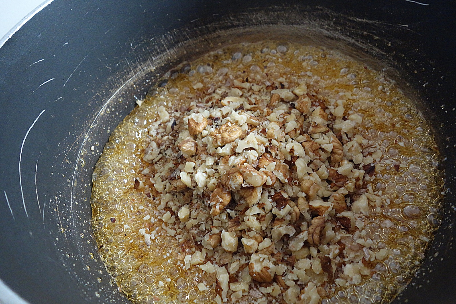 Prajitura cu mascarpone si crusta de nuca