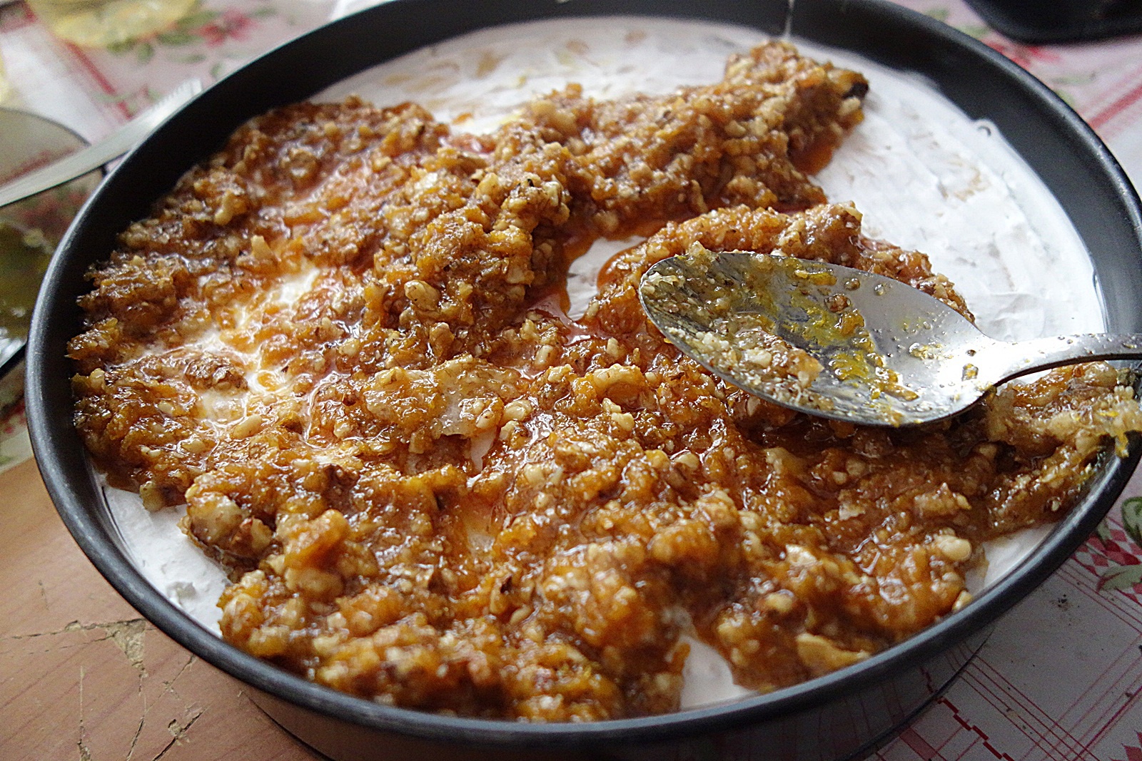 Prajitura cu mascarpone si crusta de nuca