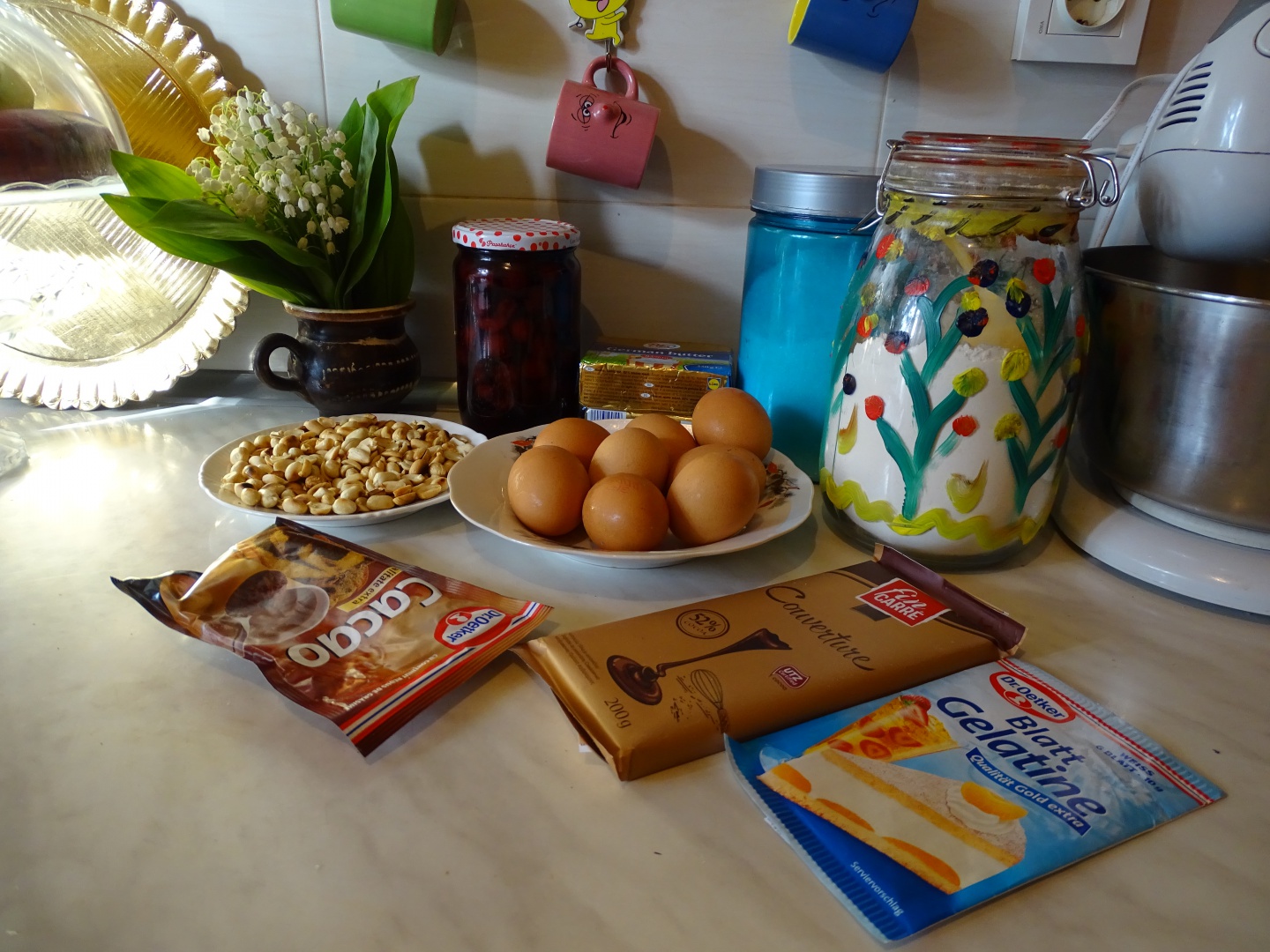 Tort cu jeleu de visine si oua de ciocolata