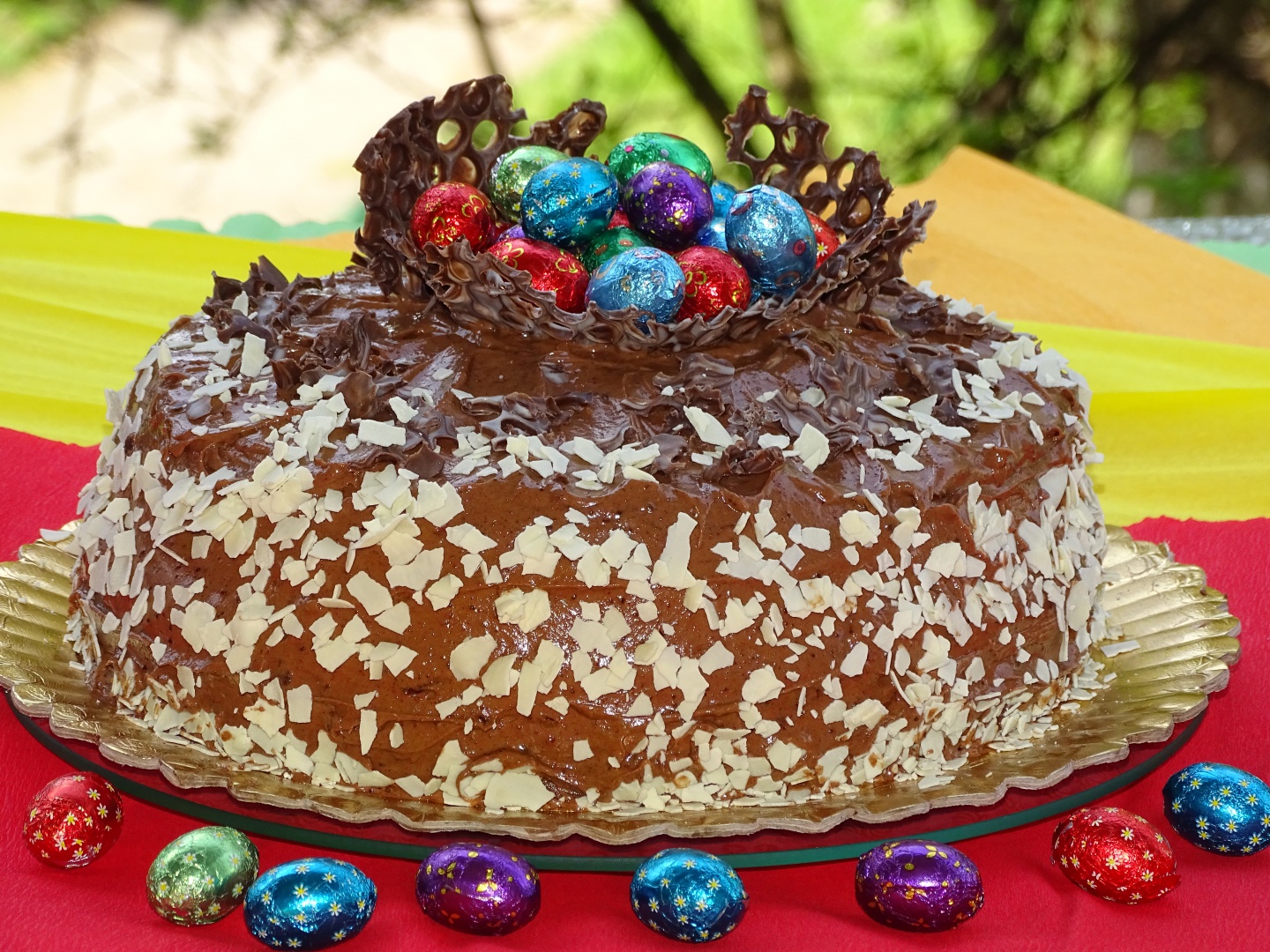 Tort cu jeleu de visine si oua de ciocolata