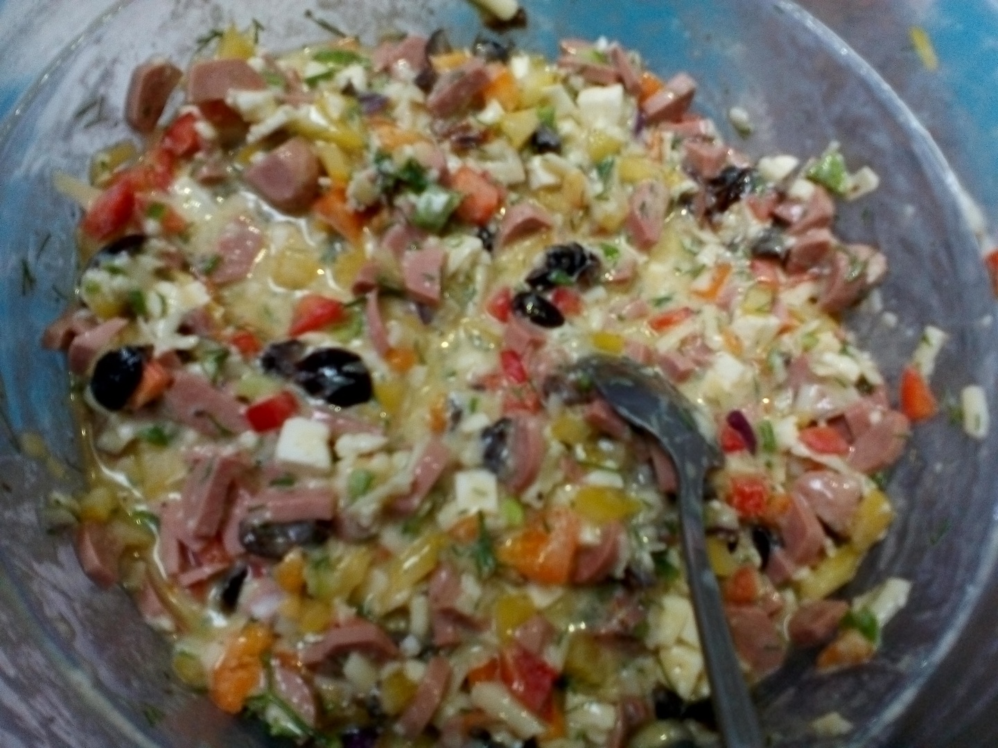 Chec aperitiv cu cascaval afumat si masline negre