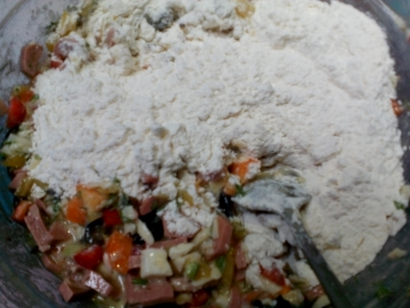 Chec aperitiv cu cascaval afumat si masline negre