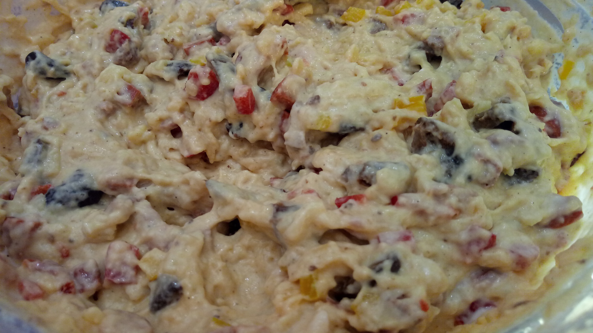 Chec aperitiv cu cascaval afumat si masline negre