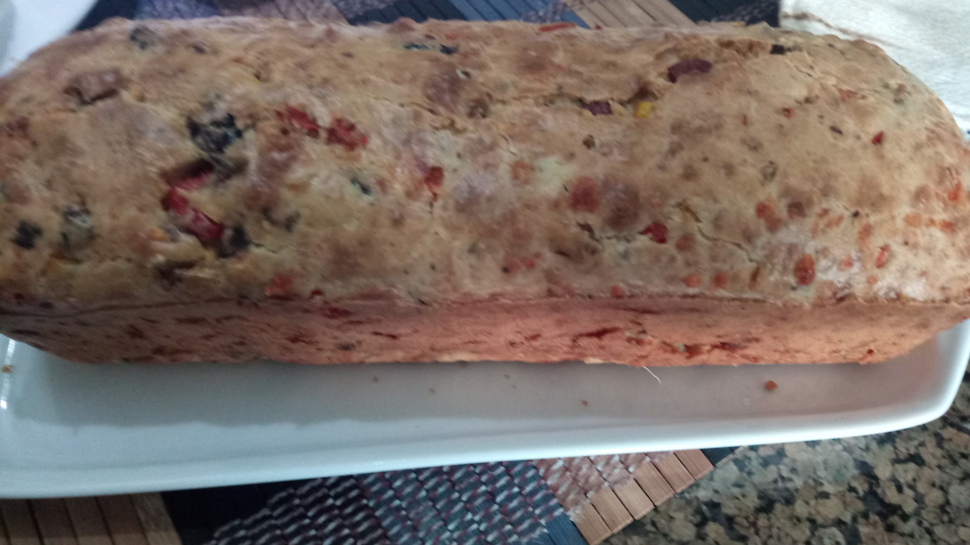 Chec aperitiv cu cascaval afumat si masline negre