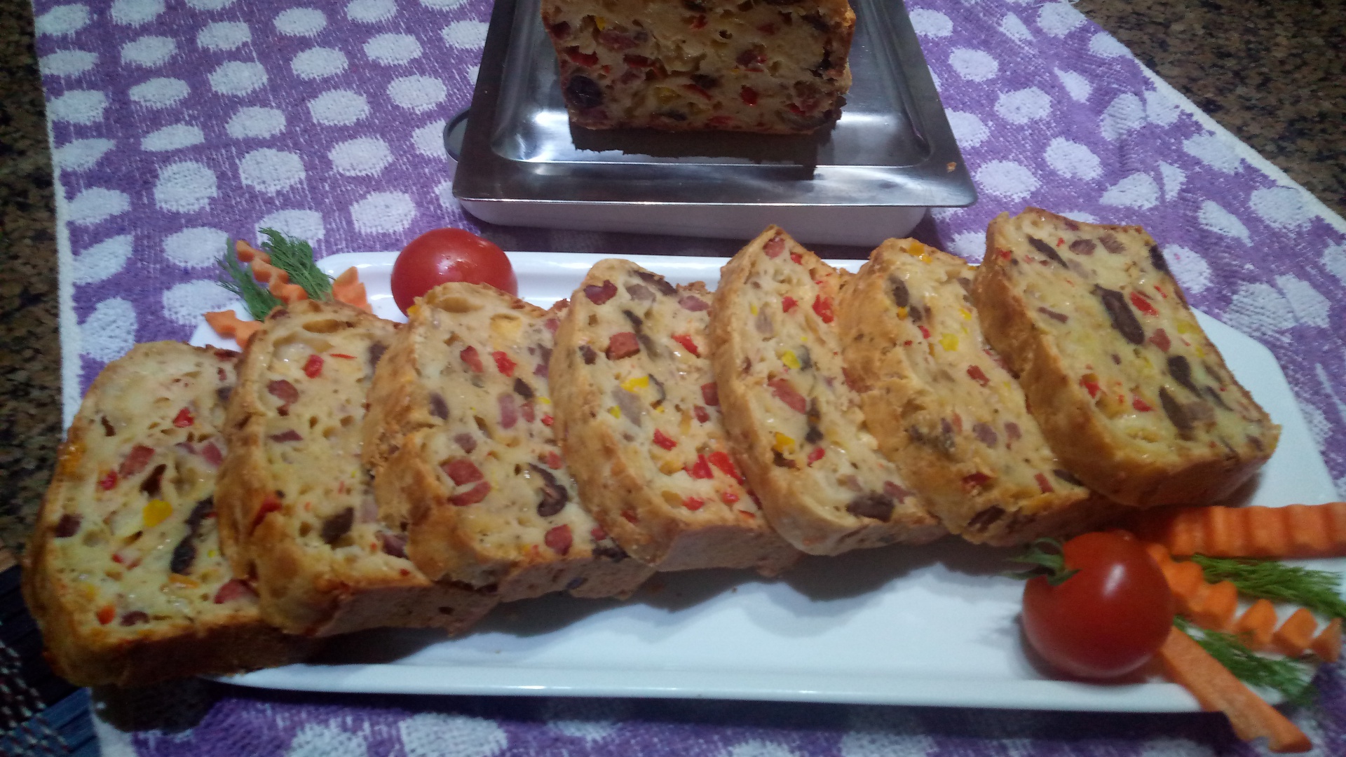 Chec aperitiv cu cascaval afumat si masline negre