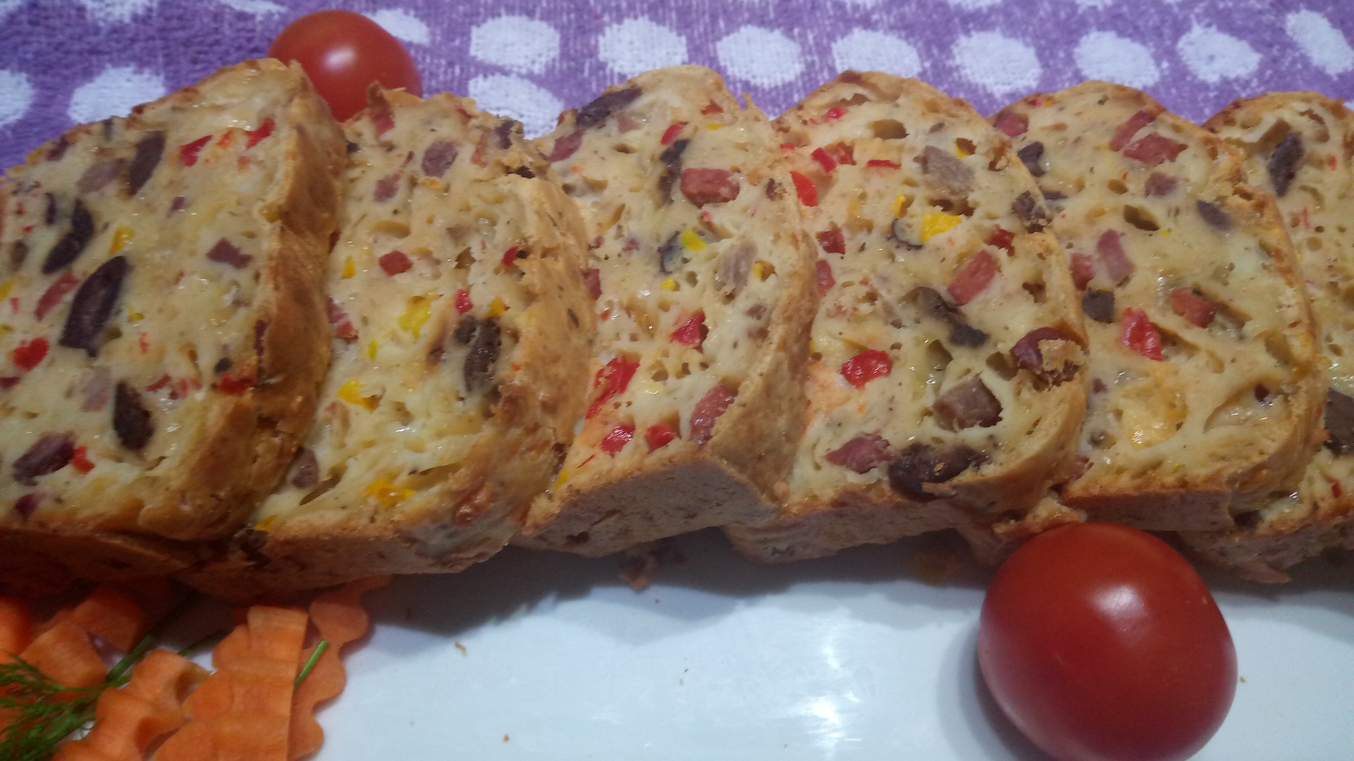 Chec aperitiv cu cascaval afumat si masline negre