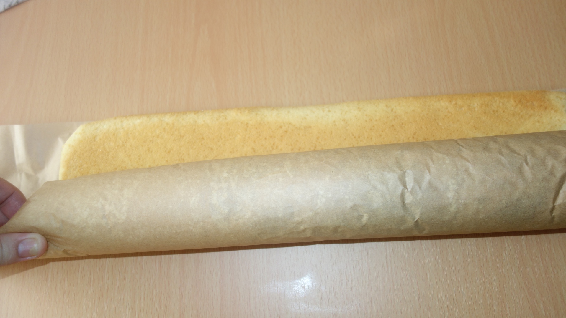 Rulada cu crema de vanilie, mac si cirese confiate