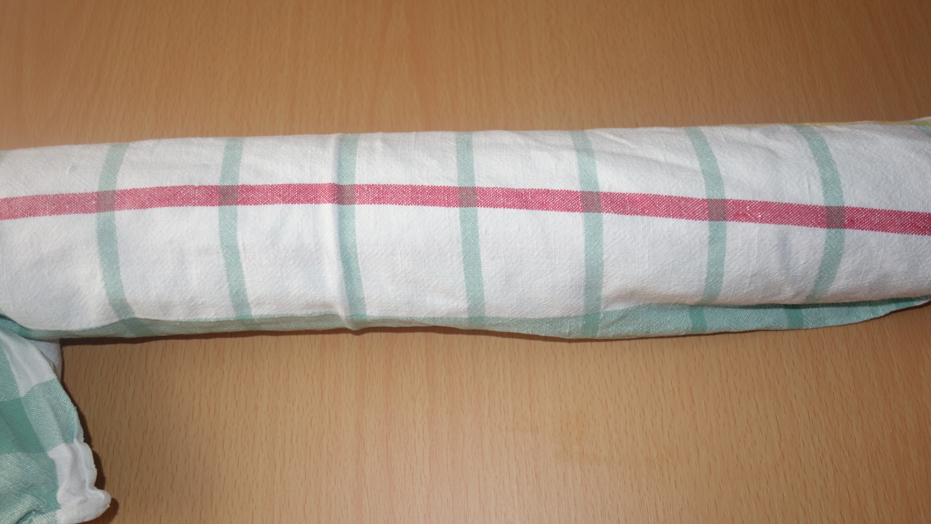 Rulada cu crema de vanilie, mac si cirese confiate