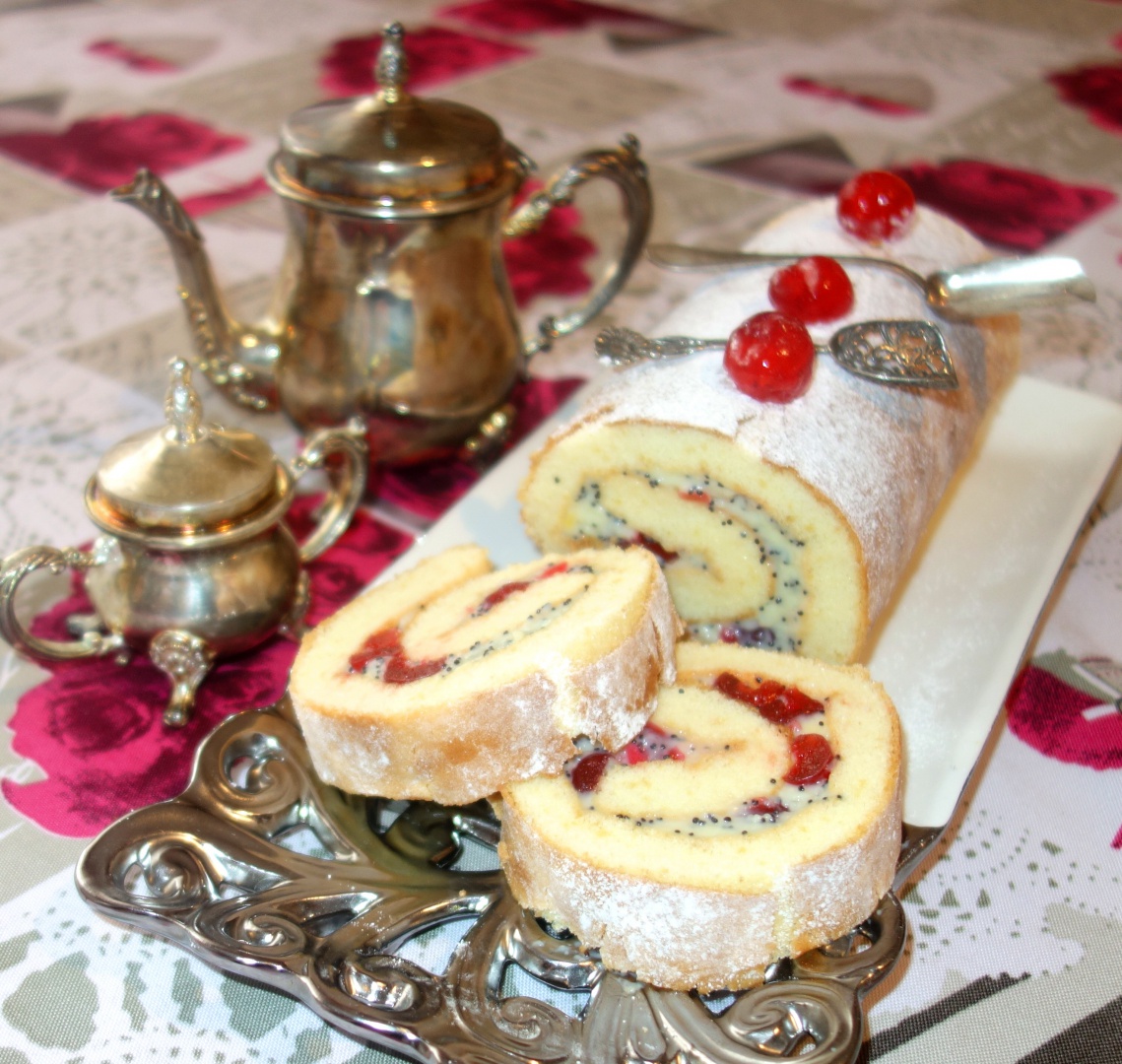 Rulada cu crema de vanilie, mac si cirese confiate