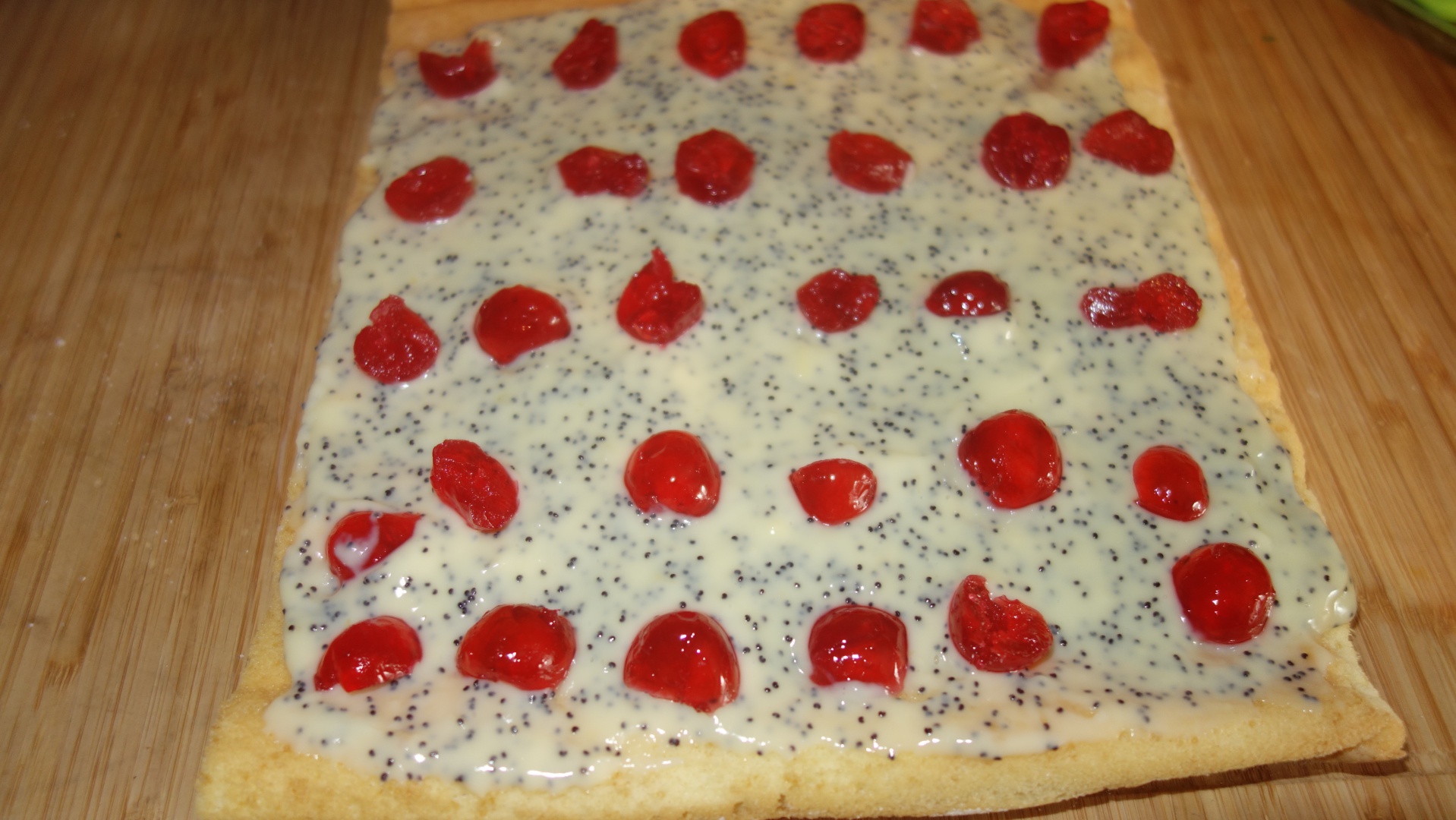 Rulada cu crema de vanilie, mac si cirese confiate