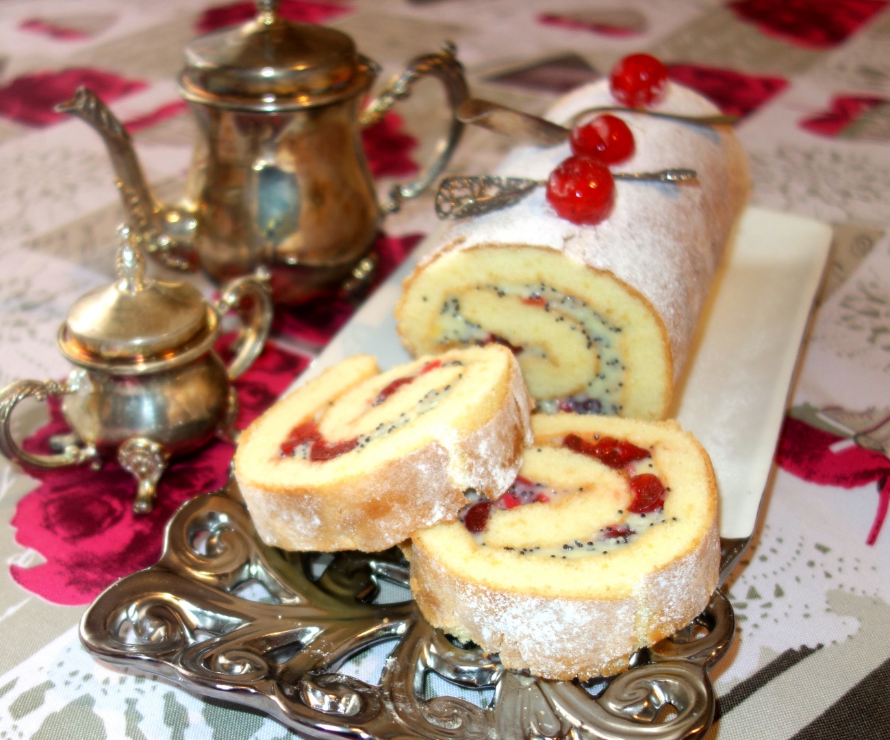 Rulada cu crema de vanilie, mac si cirese confiate