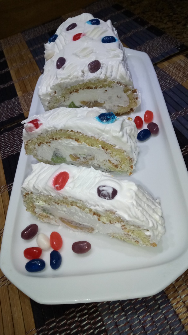 Rulada cu frisca, banane si kiwi