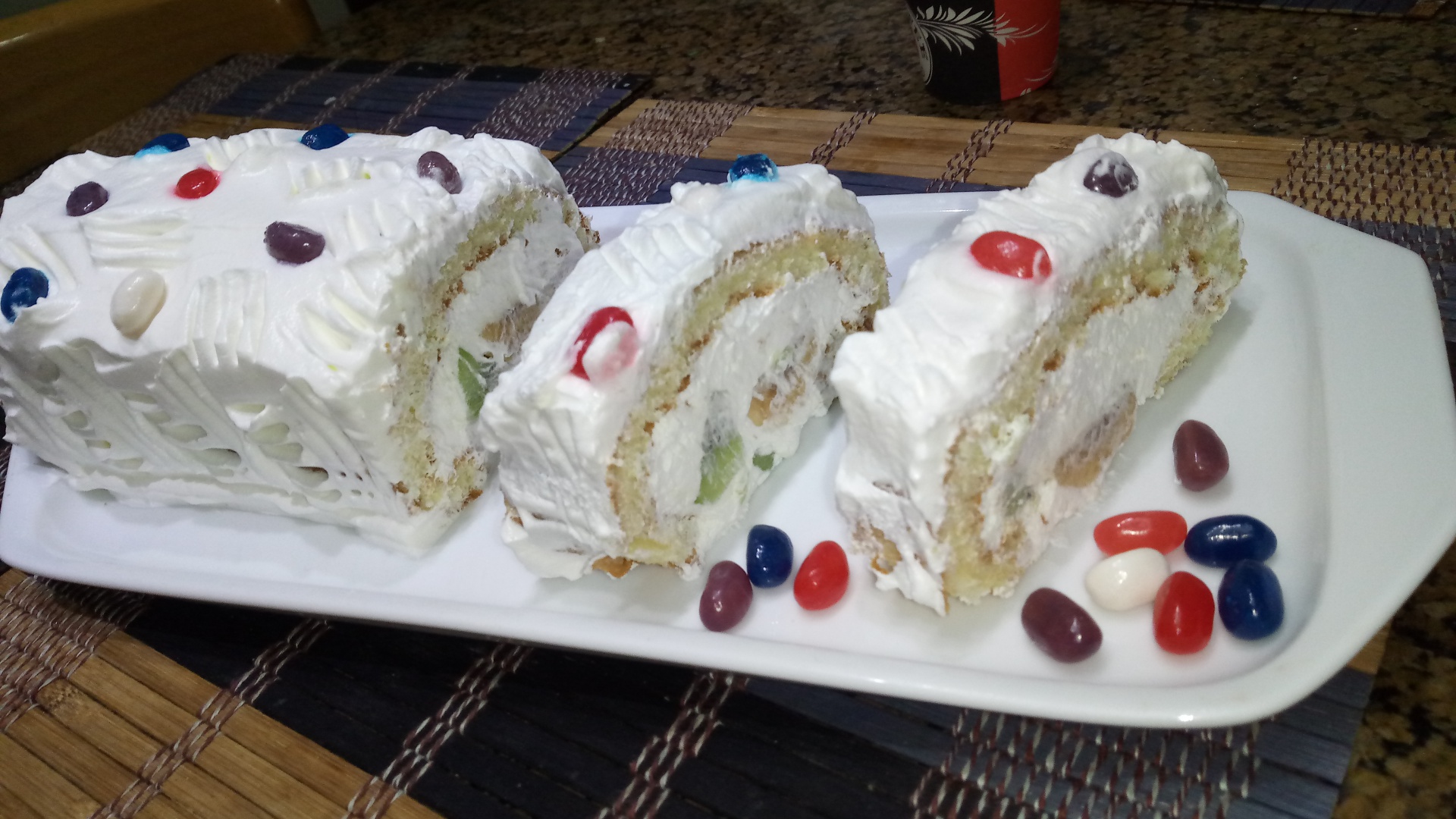 Rulada cu frisca, banane si kiwi