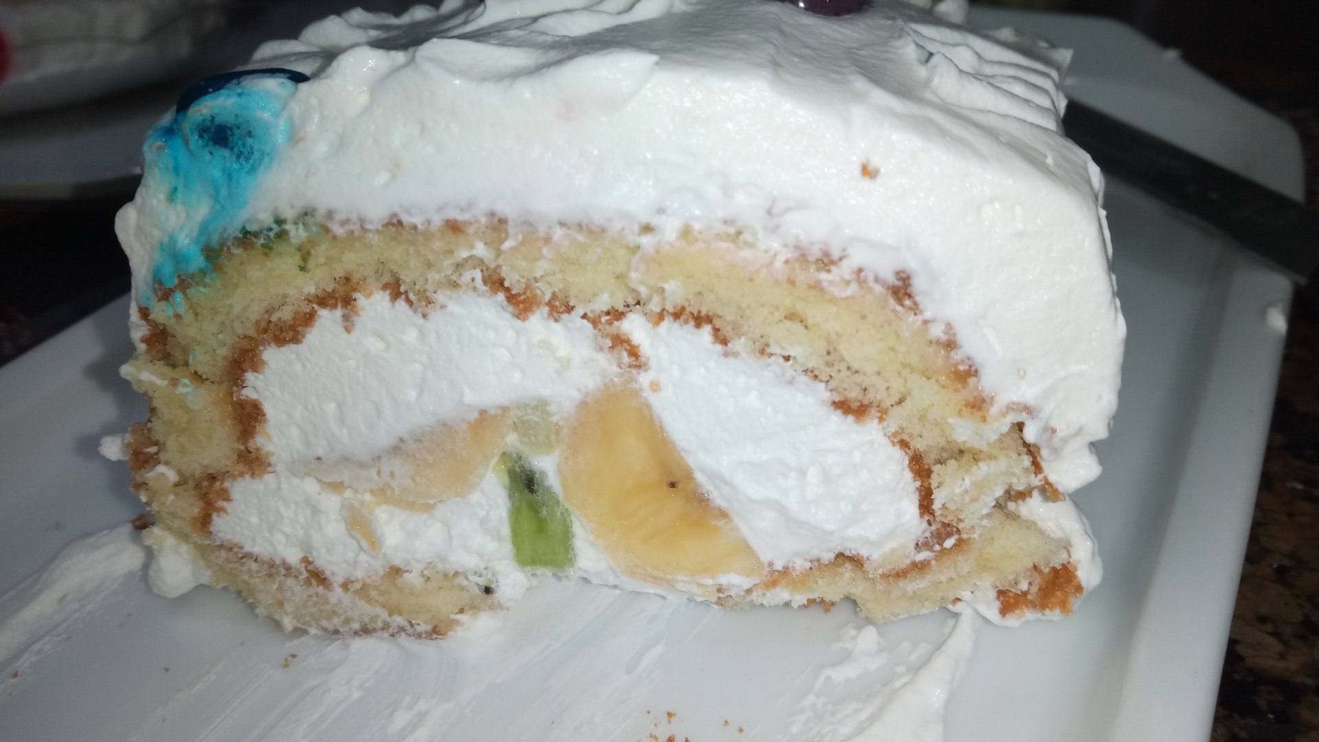 Rulada cu frisca, banane si kiwi