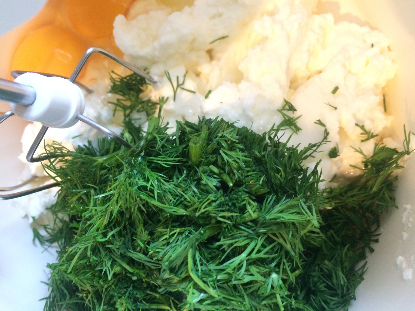 Mini tarte cu crema de branza si jeleu de castraveti