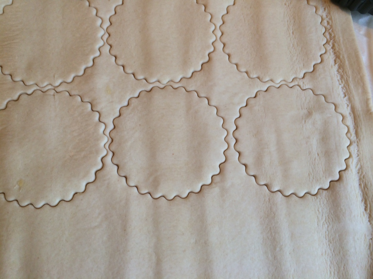 Mini tarte cu crema de branza si jeleu de castraveti