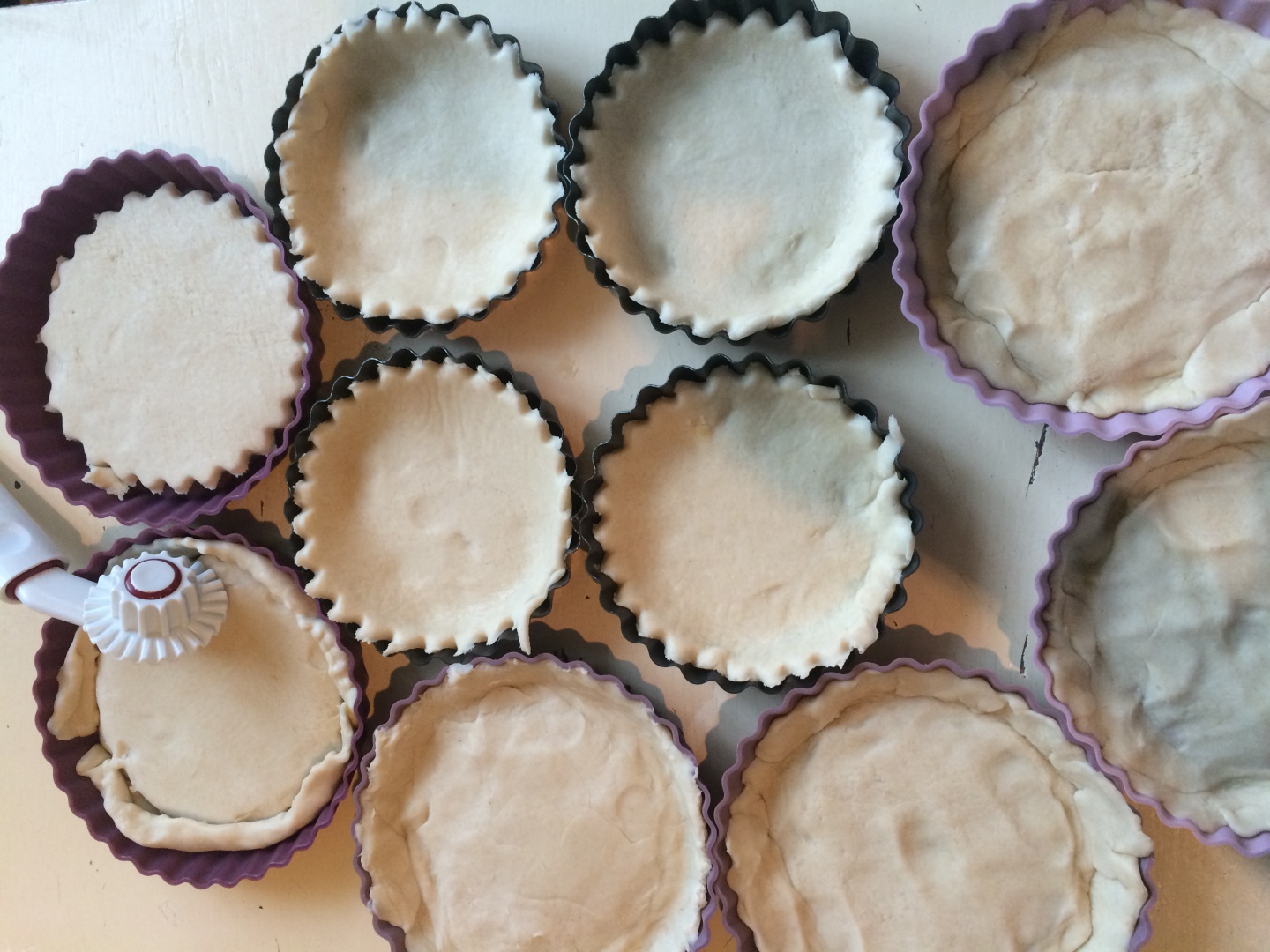 Mini tarte cu crema de branza si jeleu de castraveti