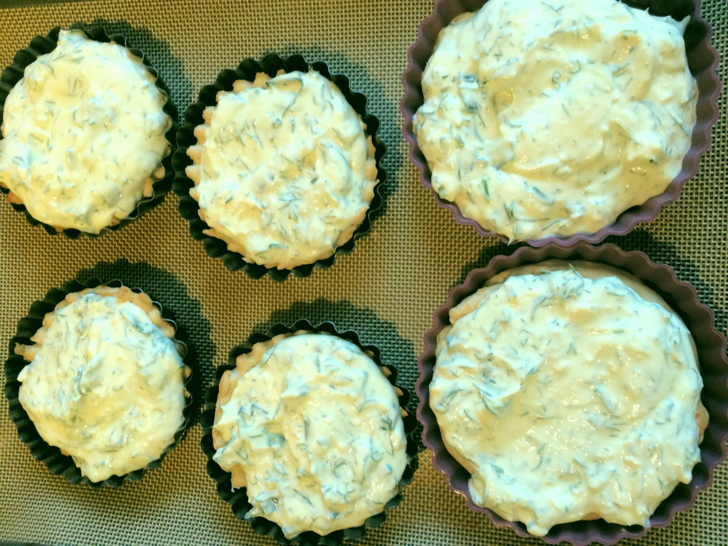 Mini tarte cu crema de branza si jeleu de castraveti