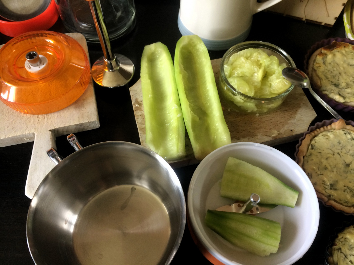 Mini tarte cu crema de branza si jeleu de castraveti