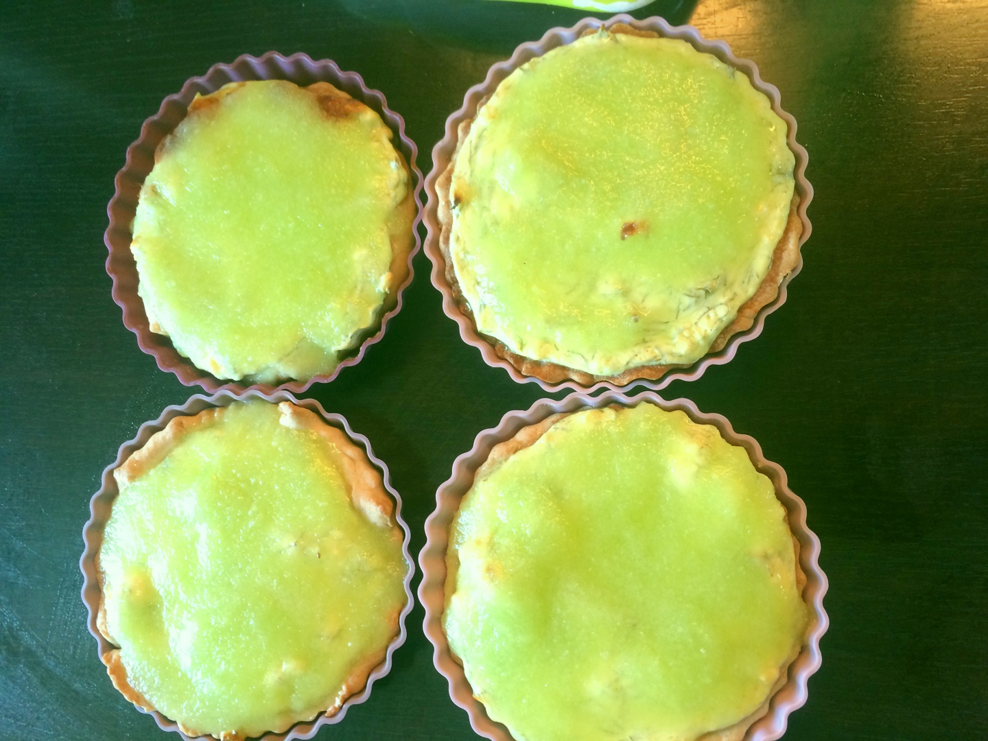 Mini tarte cu crema de branza si jeleu de castraveti