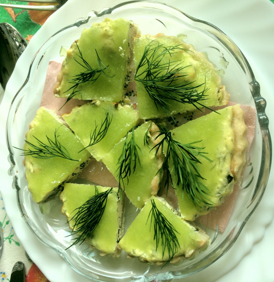 Mini tarte cu crema de branza si jeleu de castraveti