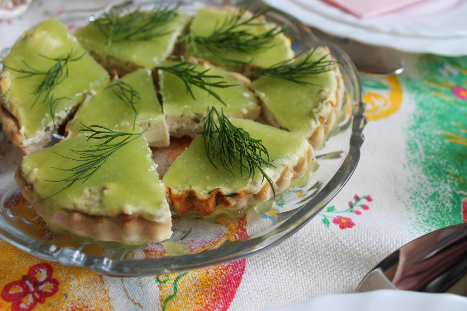 Mini tarte cu crema de branza si jeleu de castraveti