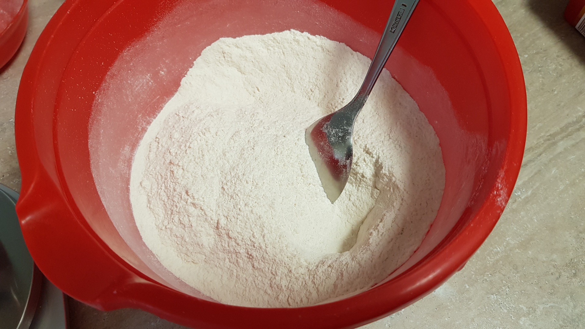 Pasca cu branza, merisoare, stafide si glazura de ciocolata