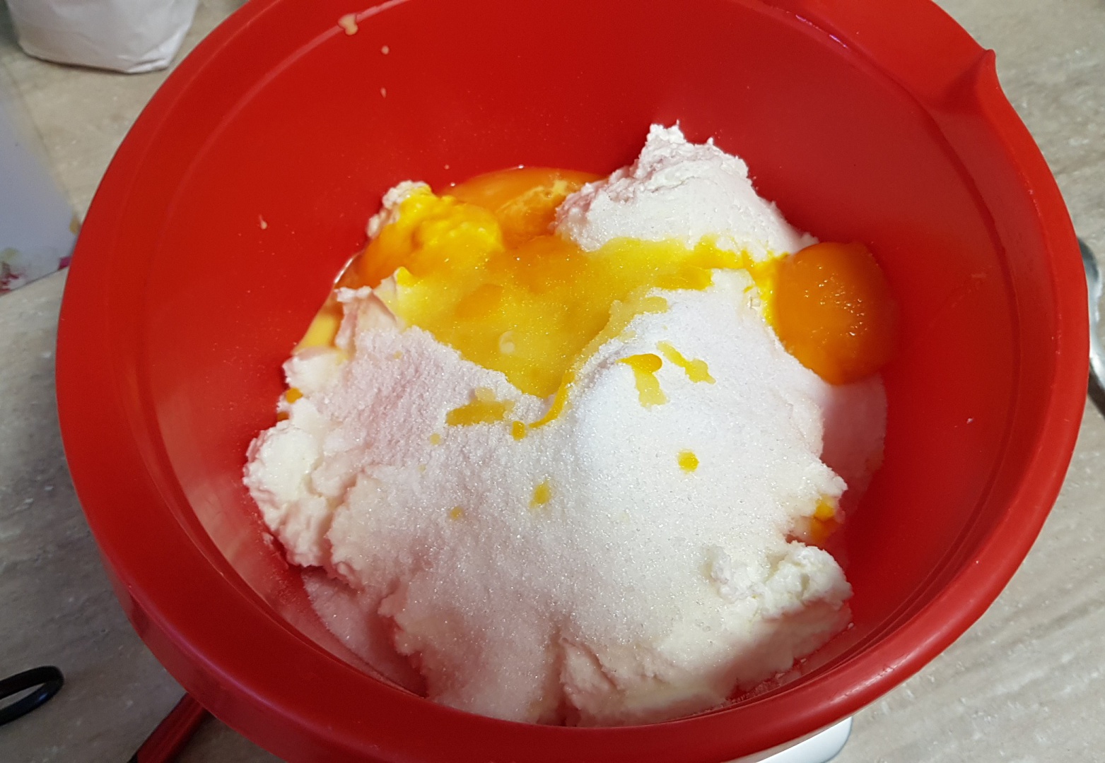 Pasca cu branza, merisoare, stafide si glazura de ciocolata