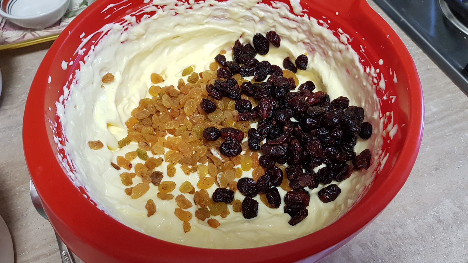 Pasca cu branza, merisoare, stafide si glazura de ciocolata