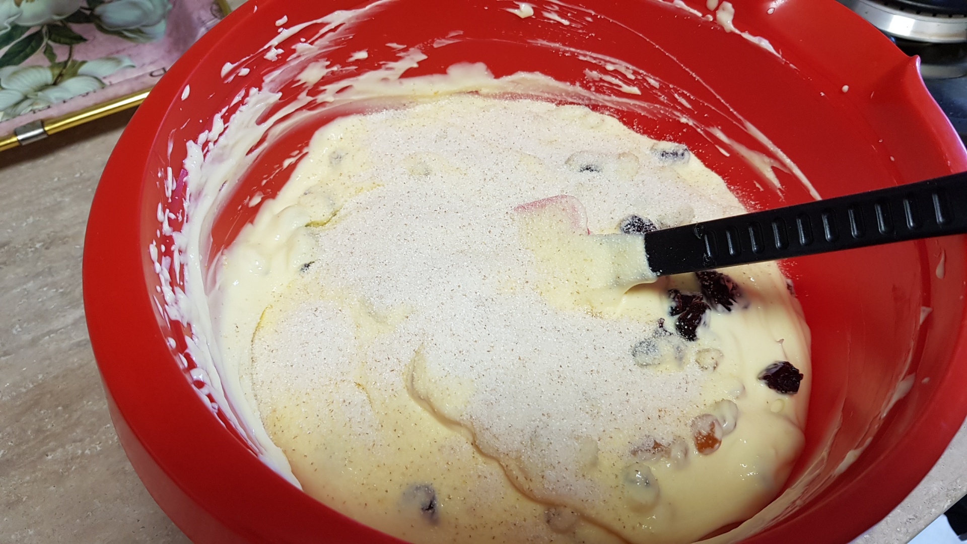 Pasca cu branza, merisoare, stafide si glazura de ciocolata