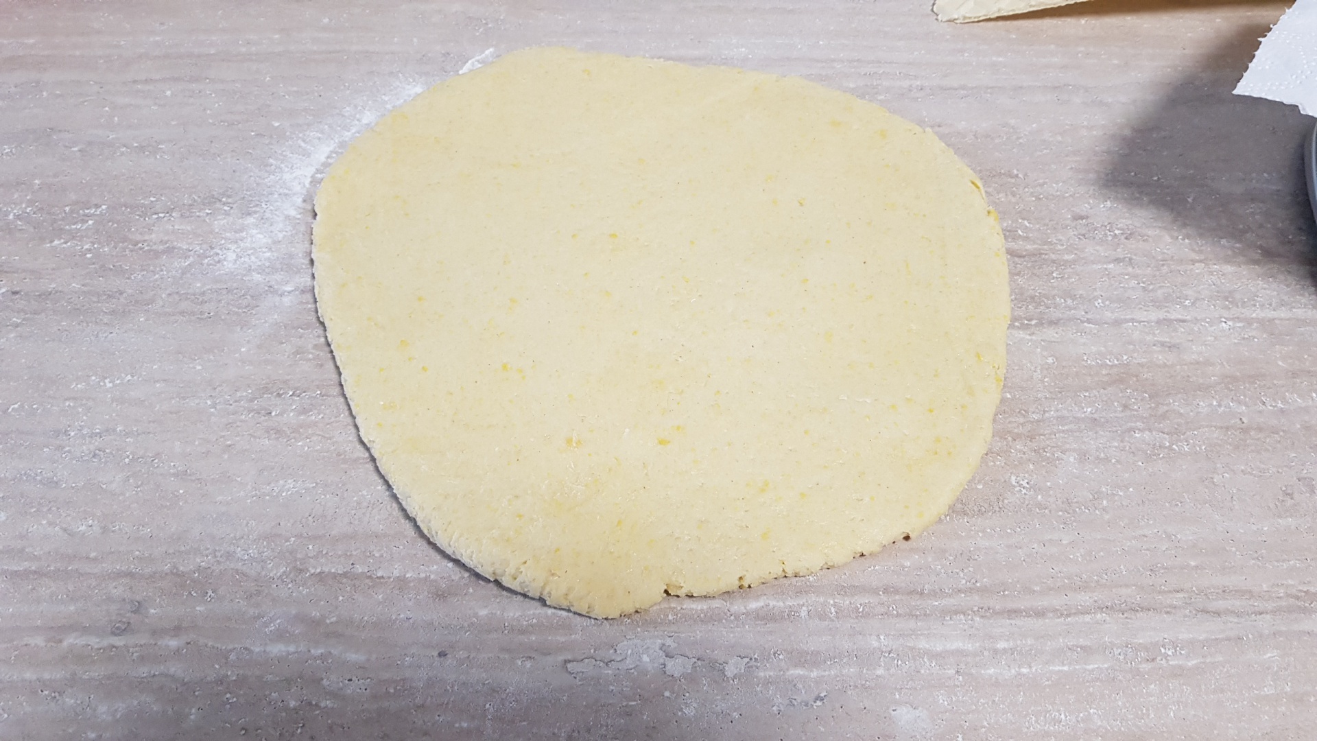 Pasca cu branza, merisoare, stafide si glazura de ciocolata